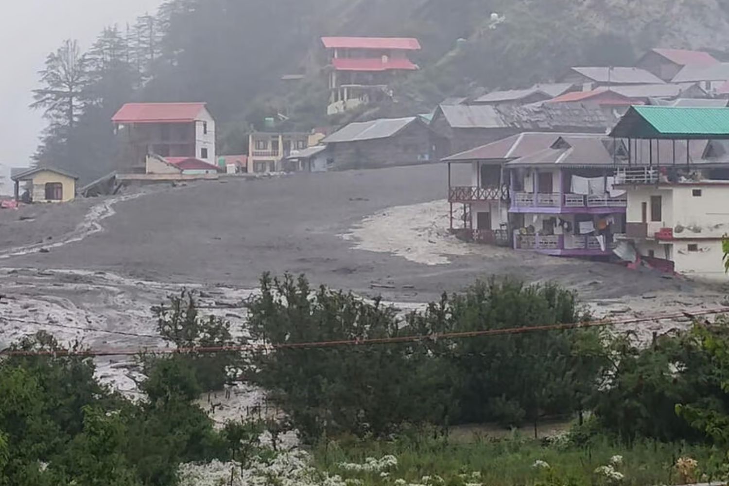 Hindistan'daki heyelan felaketinin şoke eden görüntüleri