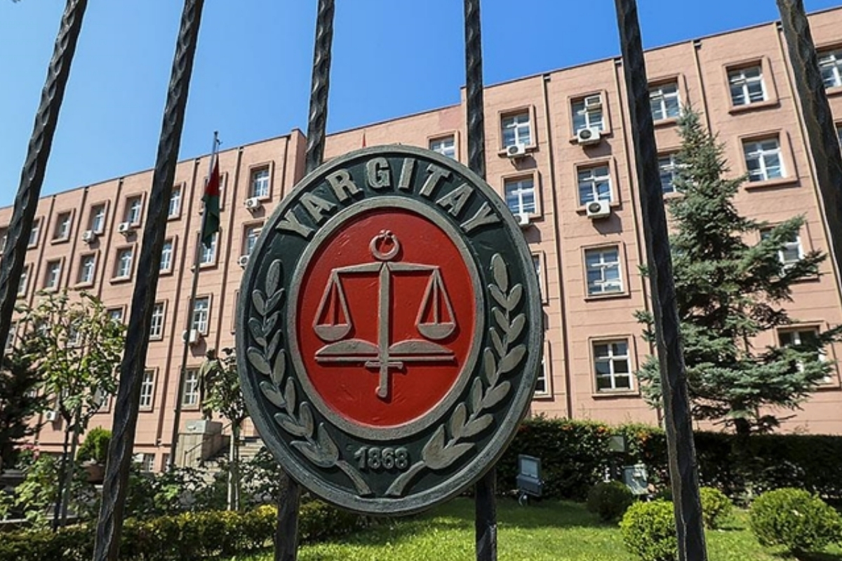 Yargıtay, banyodaki kadını izleyen sanığın eylemini ‘cinsel taciz’ değil ‘özel hayatın gizliliğini ihlal’ olarak değerlendirdi