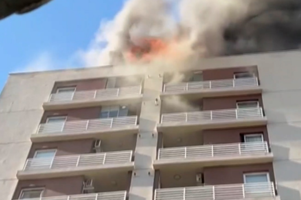Bağcılar'da 13 katlı binanın çatısında çıkan yangın söndürüldü