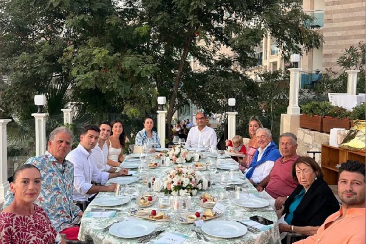 Çevik Group Yönetim Kurulu Başkanı Halil İbrahim Çevik ve oğulları Kuşadası’ndaki otellerinde Rahmi Koç ve Semahat Arsel’i ağırladı