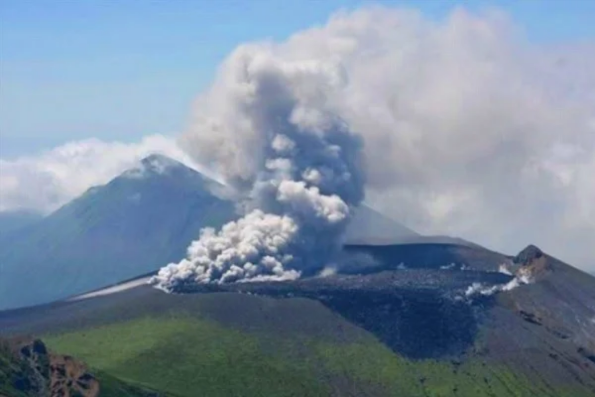 Japonya'da Şinmoe Yanardağı faaliyete geçti