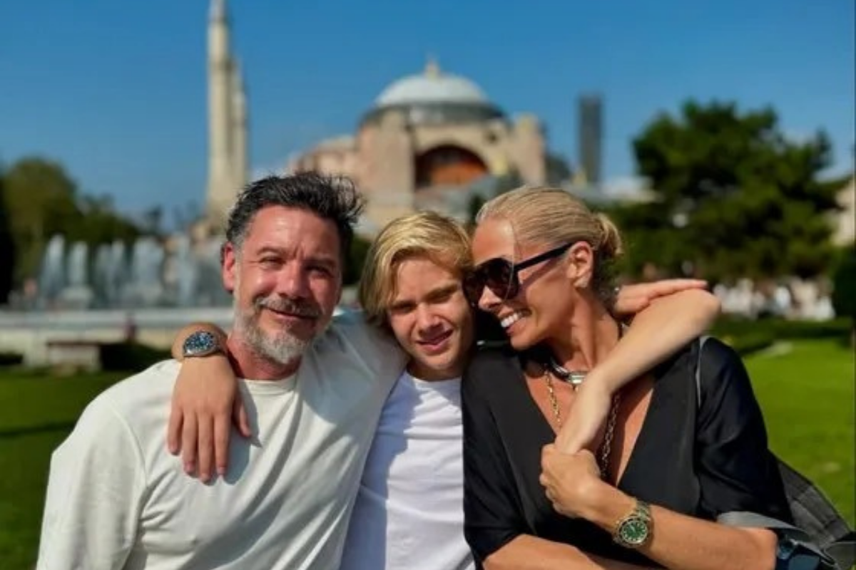 Efsanevi Formula 1 pilotu Ayrton Senna'nın ölümüne kadar beraber olduğu kız arkadaşı Adriane Galisteu ailesiyle İstanbul'da tatil yaptı