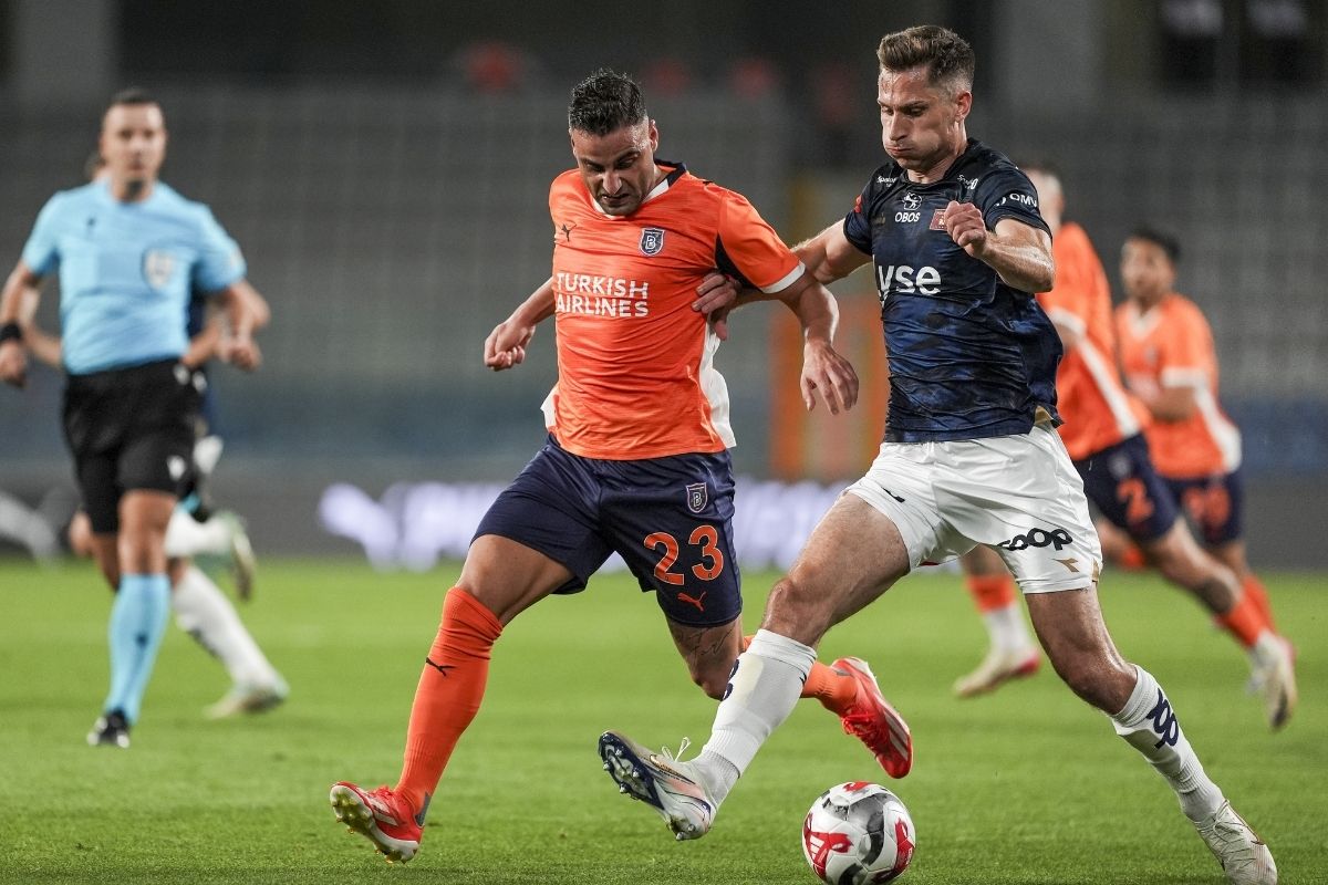Başakşehir, Viking ile 1-1 berabere kaldı ve UEFA Konferans Ligi'nde play-off turuna yükseldi