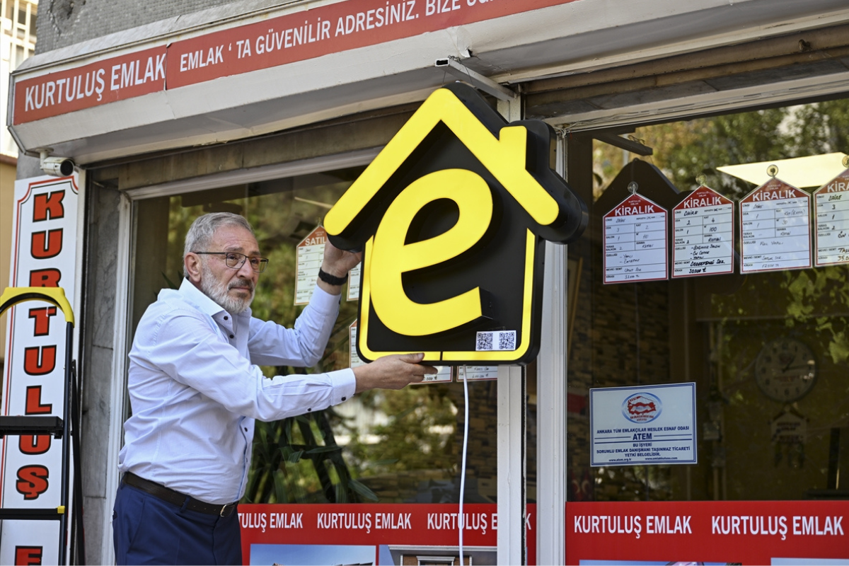 Yetkili emlak ofislerine 'e' tabelaların asılmasına başlandı
