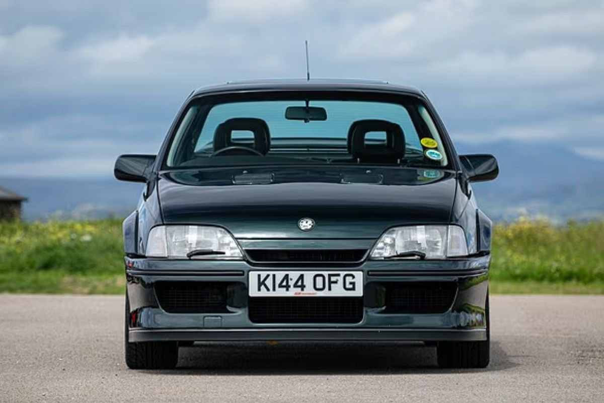 Dünyada yalnızca 950 adet üretilen 1993 model nadir otomobil Lotus Carlton müzayedede satışa çıkıyor