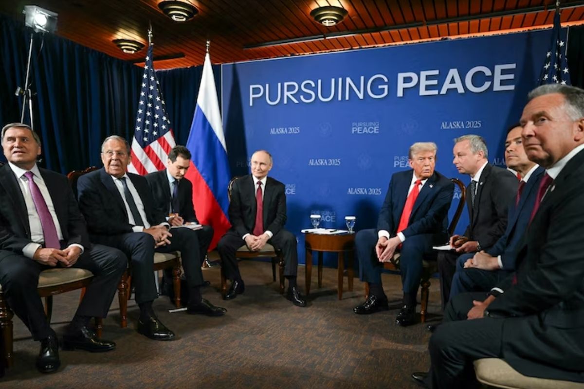 Trump ve Putin, Alaska zirvesinde bir araya geldi, 'Üçe üç' formatındaki görüşme yaklaşık 3 saat sürdü