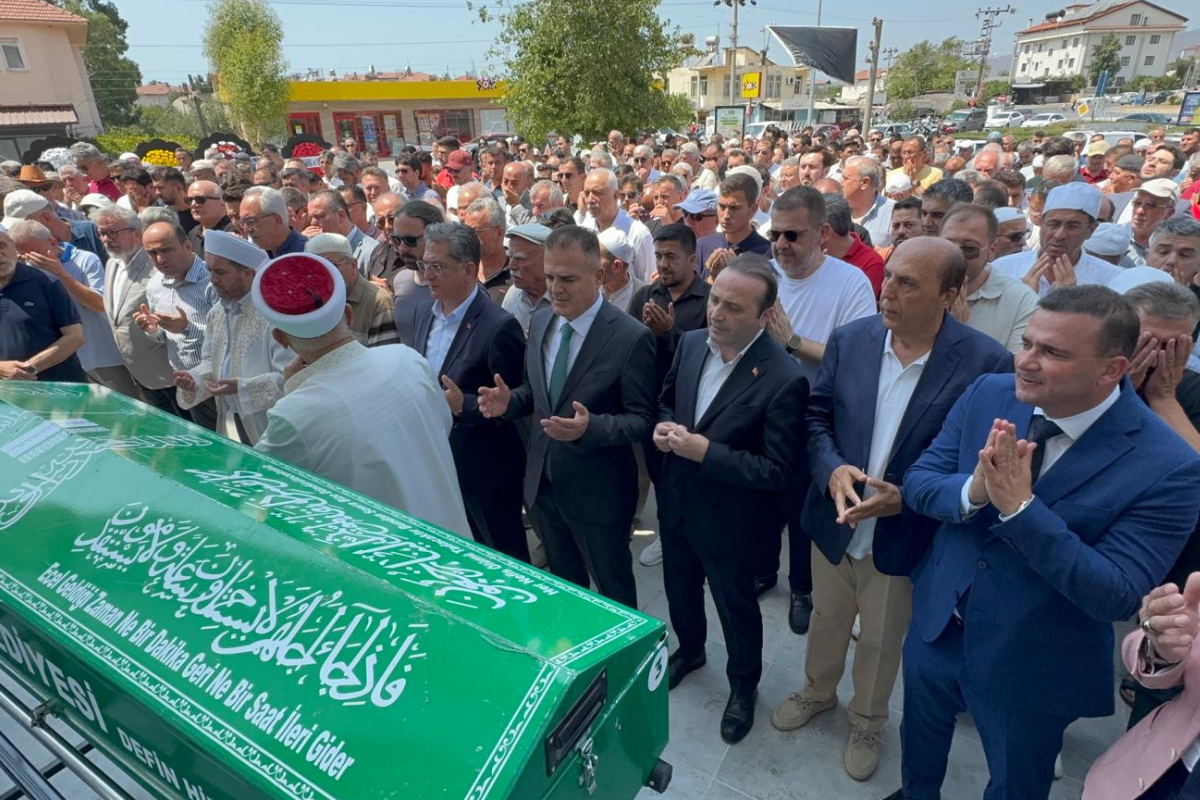 Trafik kazasında ölen eski Ak Parti milletvekili Ali Boğa'nın cenaze namazını kardeşi imam Mehmet Boğa kıldırdı