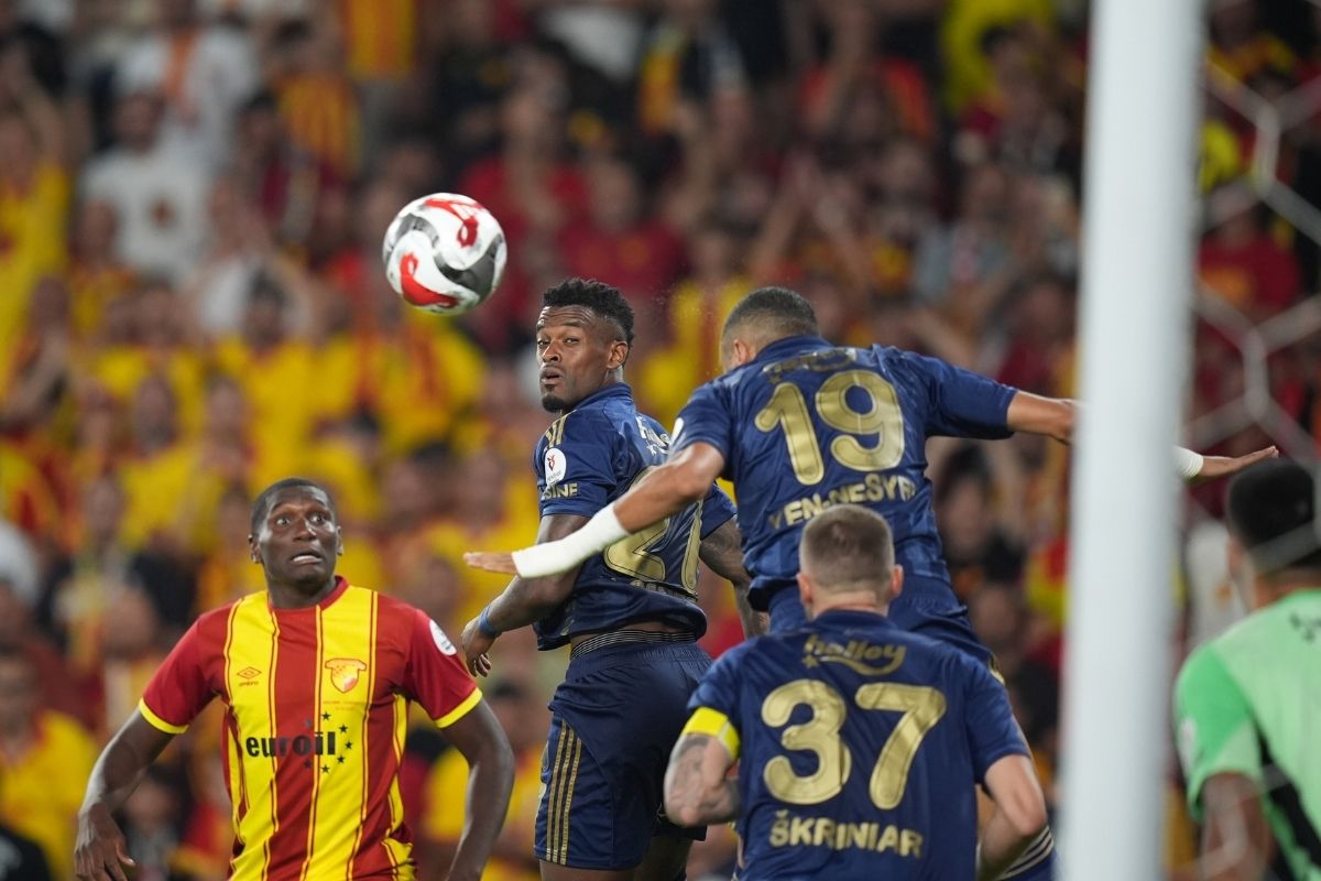 Fenerbahçe, Göztepe'yle berabere kaldı, lige puan kaybıyla başladı