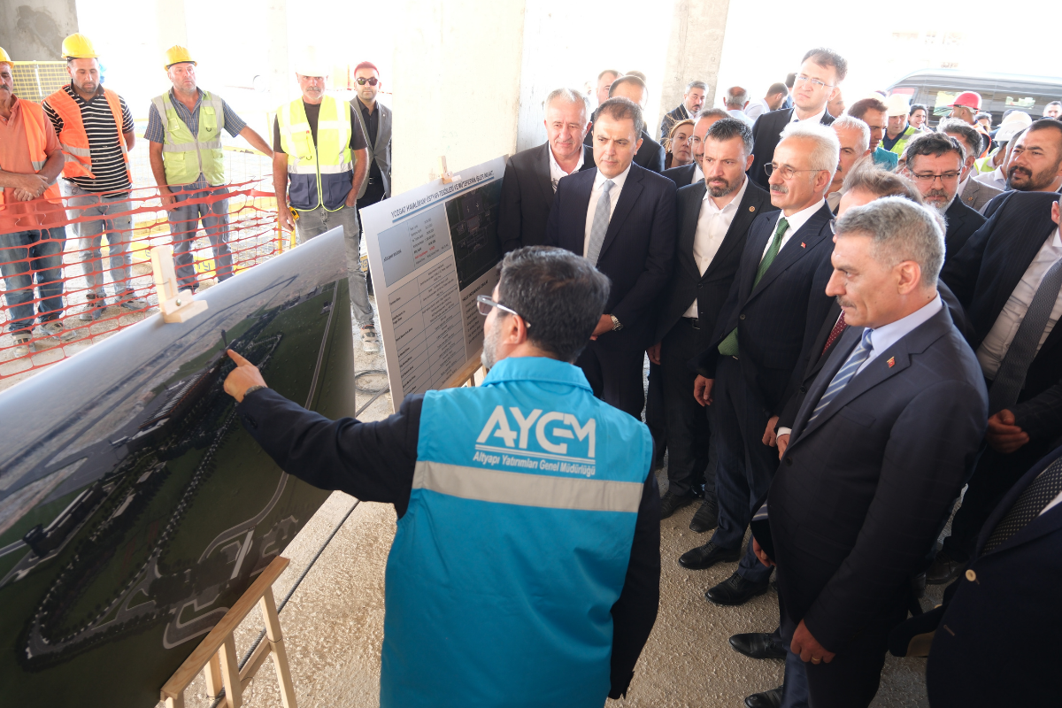 Ulaştırma ve Altyapı Bakanı Abdulkadir Uraloğlu, Yozgat Havalimanı inşaatını inceledi
