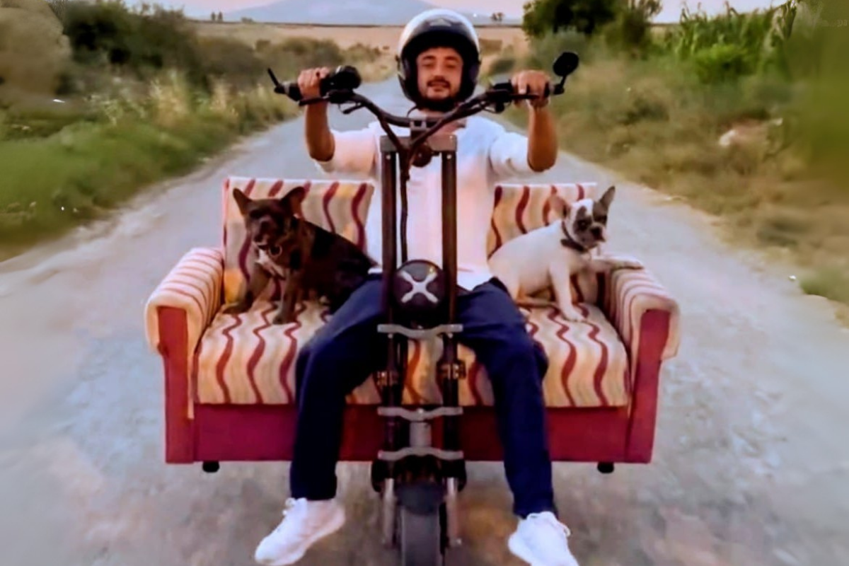 Muğla'da daha önce koltuklu scooter nedeniyle ceza yiyen genç, bu sefer kanepeli scooterla yola çıktı
