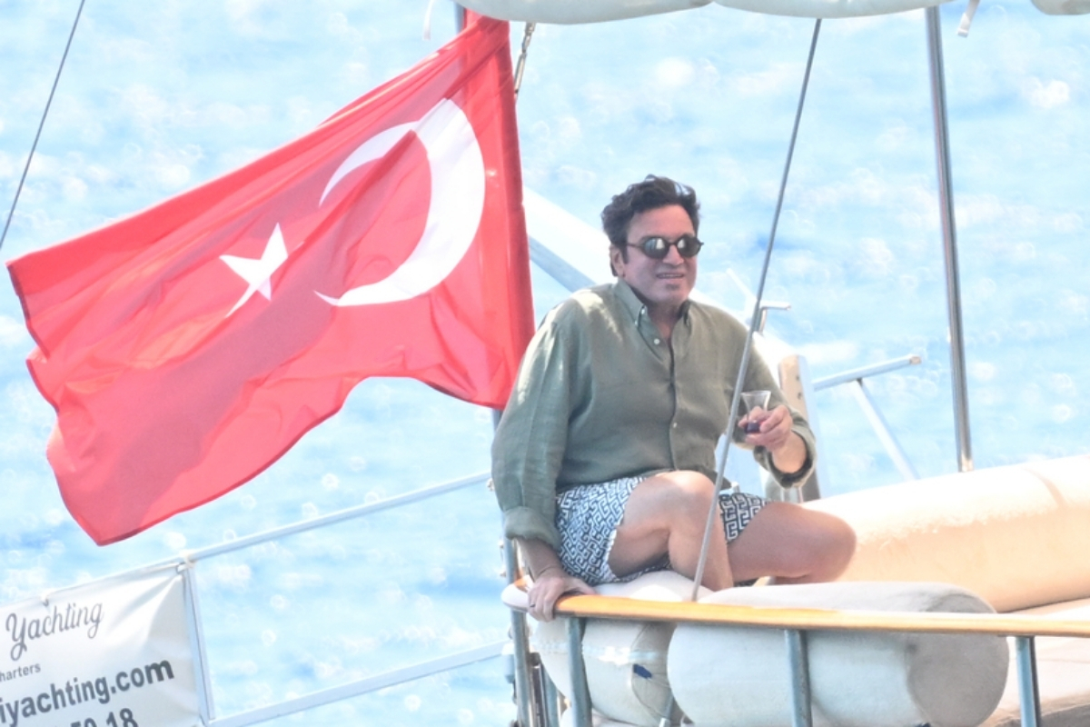 Ünlü tenor Mario Frangoulis'in Bodrum'da tekne ve çay keyfi