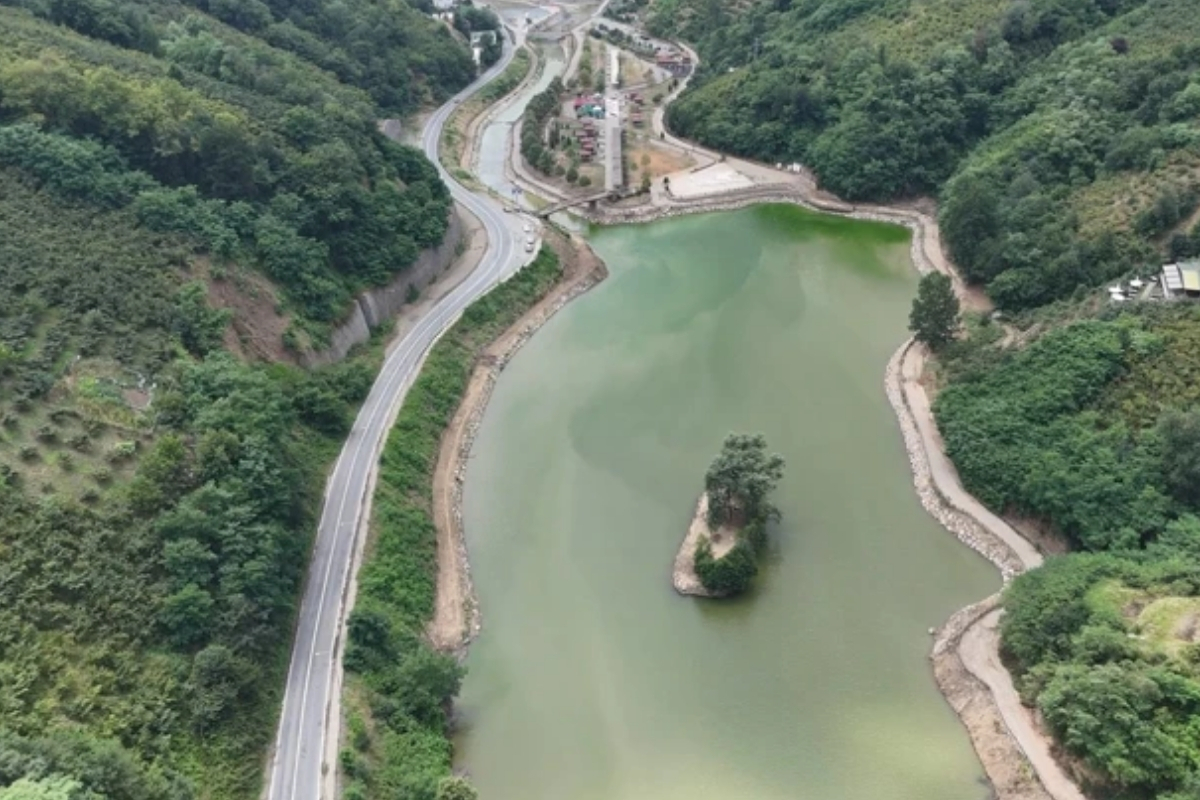 DSİ ekipleri, Trabzon’daki Sera Gölü’nü 30 kamyon çöp temizleyerek yeniden turizme kazandırdı
