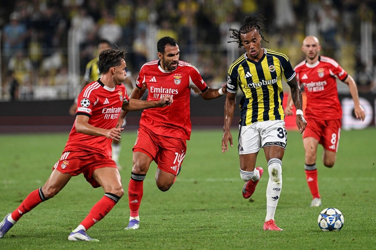 Fenerbahçe, Şampiyonlar Ligi play-off turunda Benfica ile berabere kaldı, turu Portekiz'deki rövanşa bıraktı