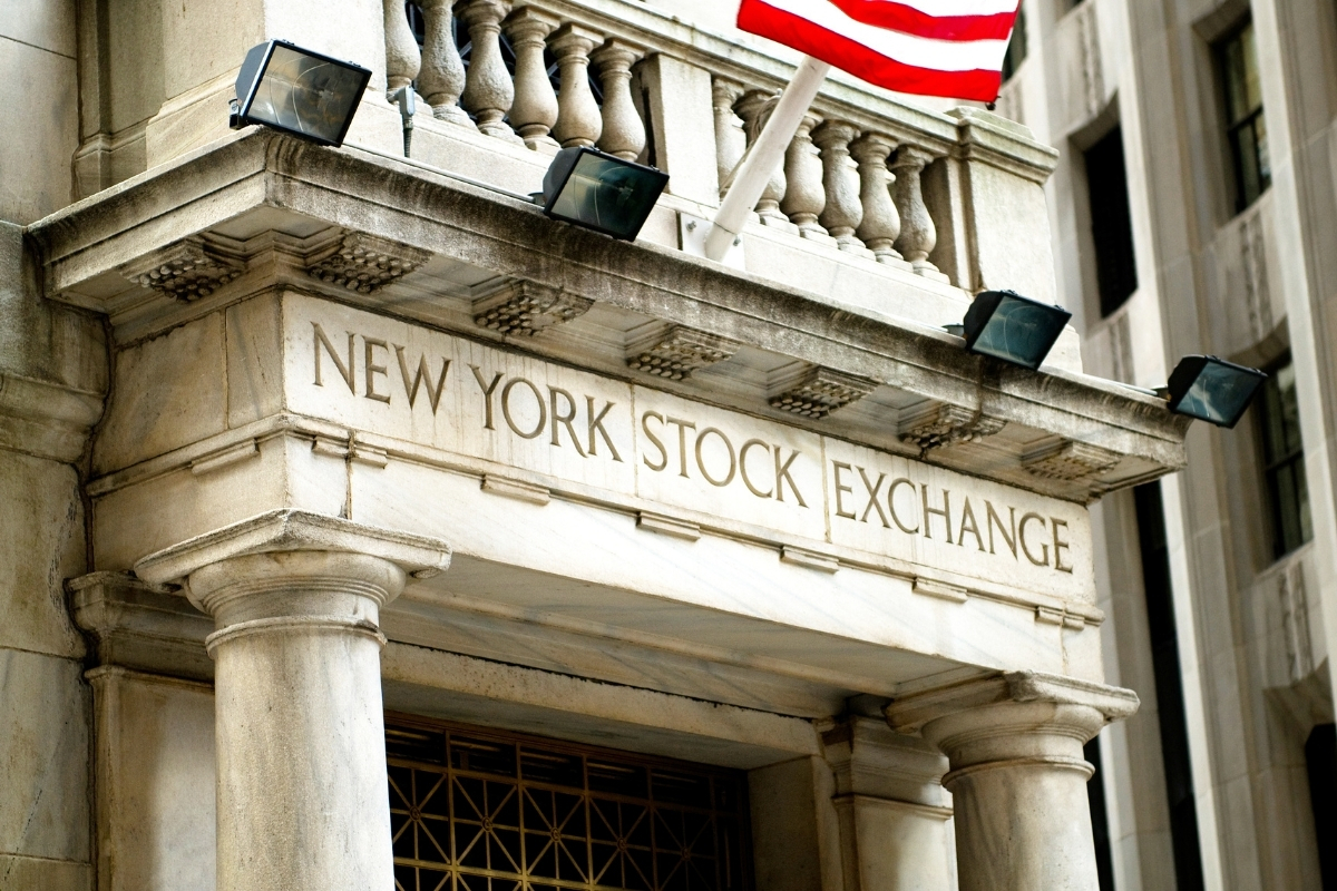 New York borsası Fed tutanakları öncesi karışık seyirle açıldı
