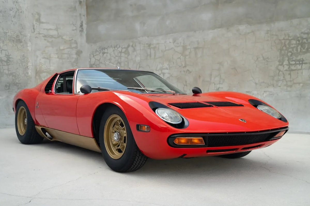 İtalya’da bir şatonun tuğla ile kapatılmış gizli odasında 1972 model Lamborghini Miura SV otomobil bulundu