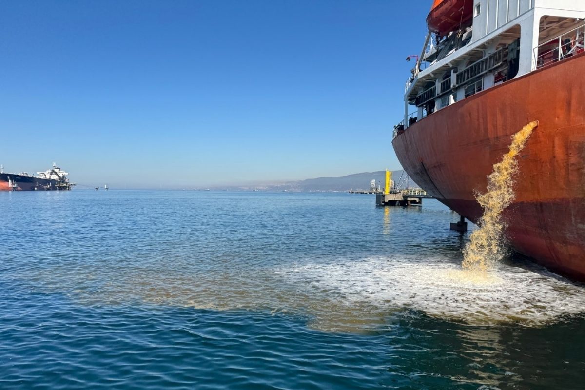 İzmit Körfezi'ni kirleten gemiye işlem başlatıldı