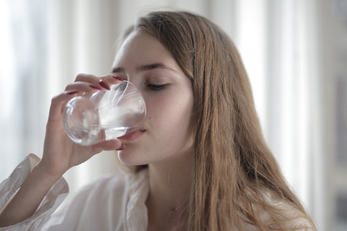 Günlük yeterli su içmemek, stres hormonunu yükselterek kalp ve tansiyon sorunlarına yol açabilir