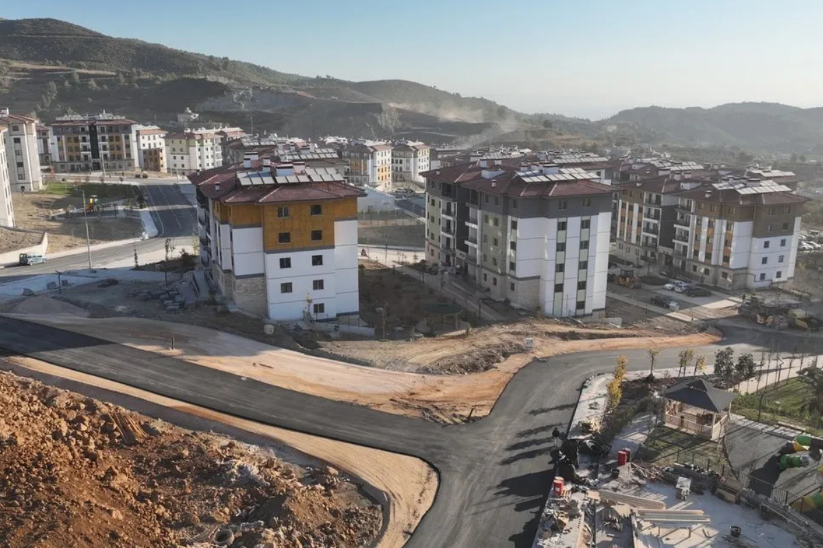 Ulaştırma ve Altyapı Bakanı Abdulkadir Uraloğlu, deprem konutları için 36 milyar liralık yol yatırımı yapıldığını açıkladı