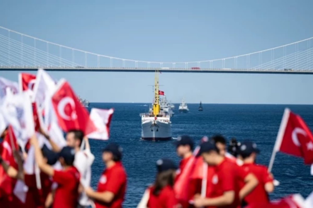 TEKNOFEST Mavi Vatan kapsamında İstanbul Boğazı’nda geçit töreni düzenlendi