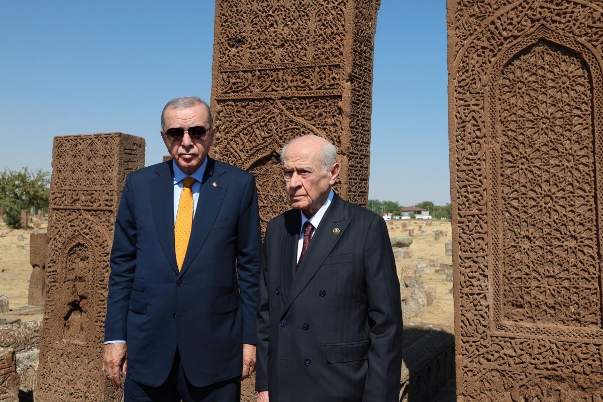 Cumhurbaşkanı Erdoğan, Devlet Bahçeli ile birlikte Selçuklu Meydan Mezarlığı'nı ziyaret etti: Kızılelma'nın anahtarı Ahlat