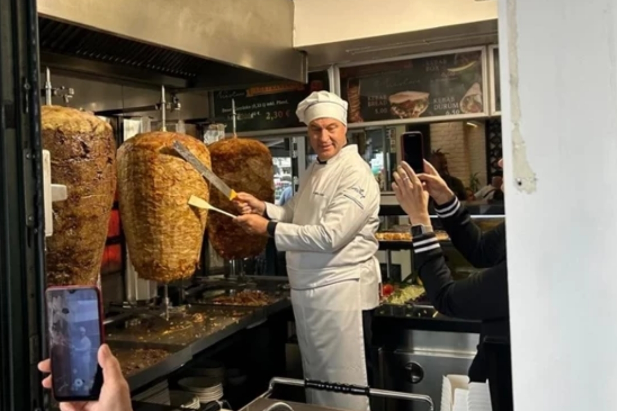 Bavyera Başbakanı Markus Söder, döner keserken görüntüleriyle sosyal medyanın gözdesi oldu ve ‘söder kebab’ markası tescillendi
