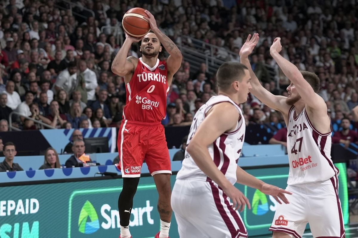 12 Dev Adam, Letonya'yı yendi EuroBasket'e galibiyetle başladı