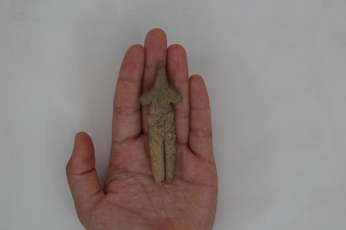 İzmir'deki Ulucak Höyüğü kazılarında 8 bin yıllık kil figür bulundu