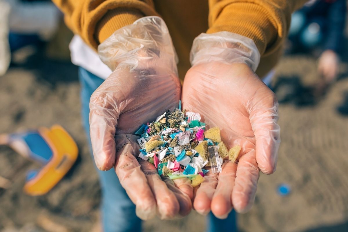 Araştırmacılar, insanların her gün 68 bine kadar mikroplastik parçacığı soluduğunu ortaya koydu