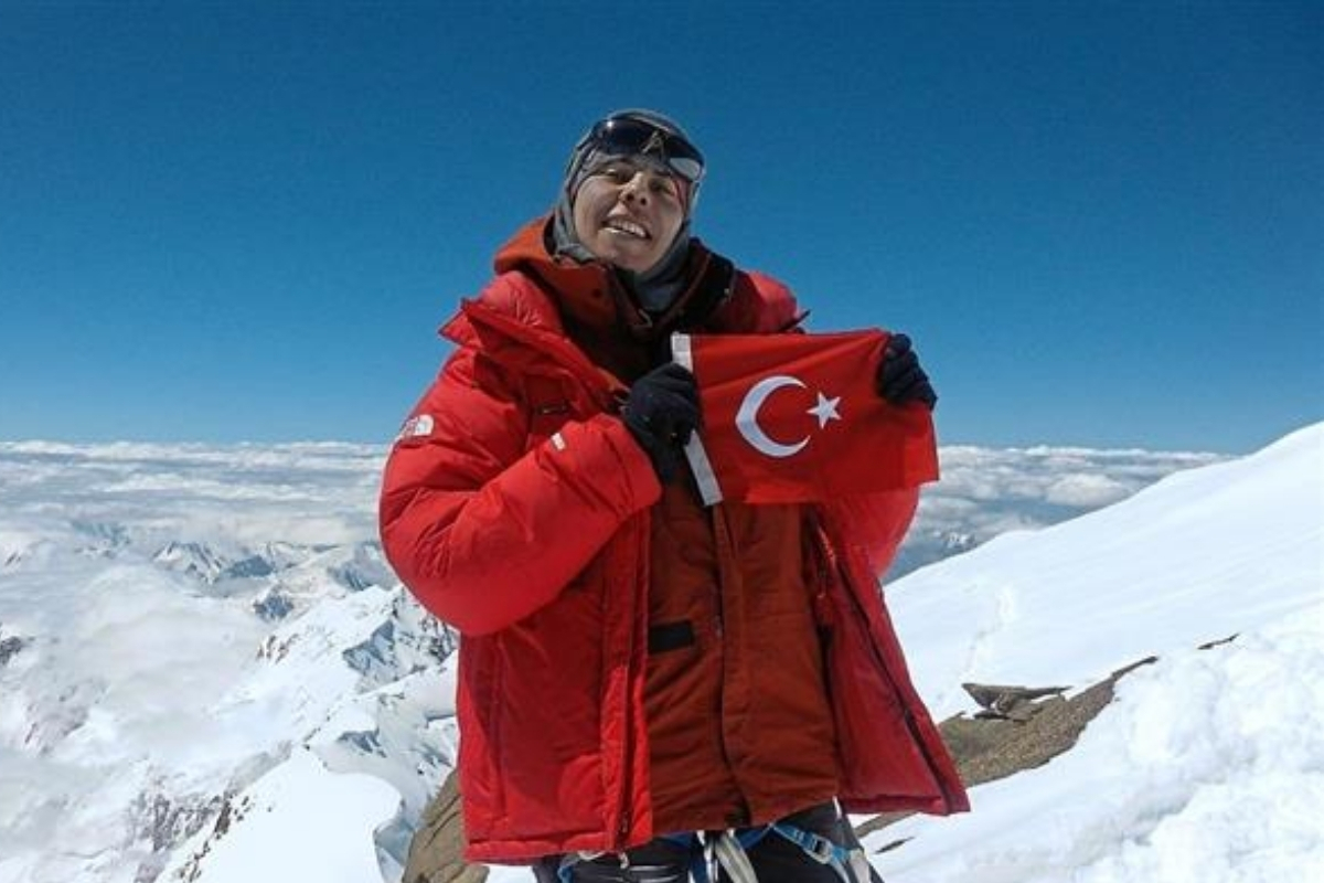 ‘Kar Leoparı’ ünvanlı dağcı Esin Handal, K2 zirvesine çıkarak 14x8000 projesindeki ilk adımı tamamladı