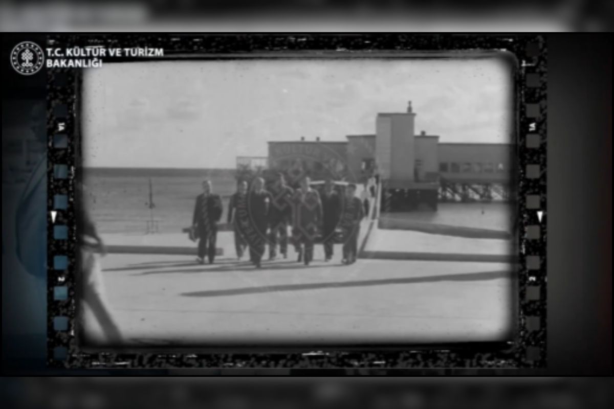 Bakan Ersoy, 30 Ağustos’u Atatürk’ün gün yüzüne çıkmamış görüntüleriyle kutladı