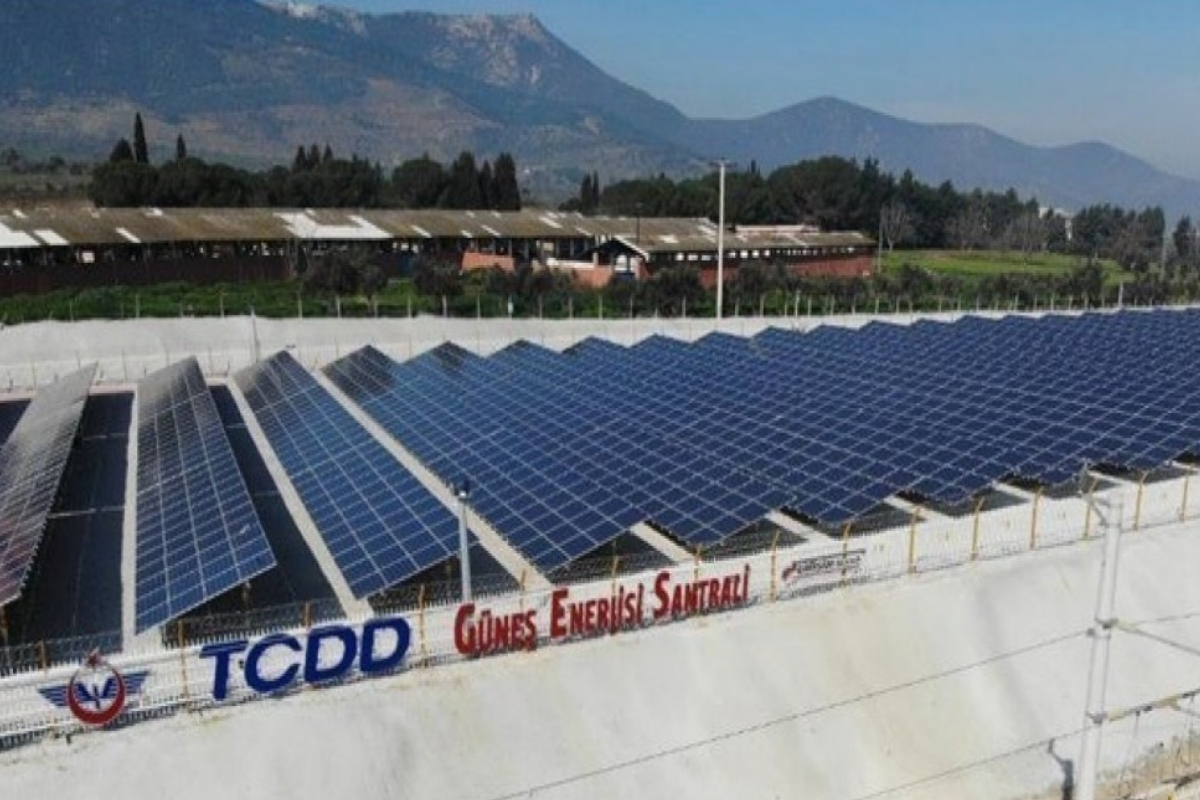 Bakan Uraloğlu, demir yolu tesislerinde 4 güneş enerjisi santralinin devreye alındığını bildirdi