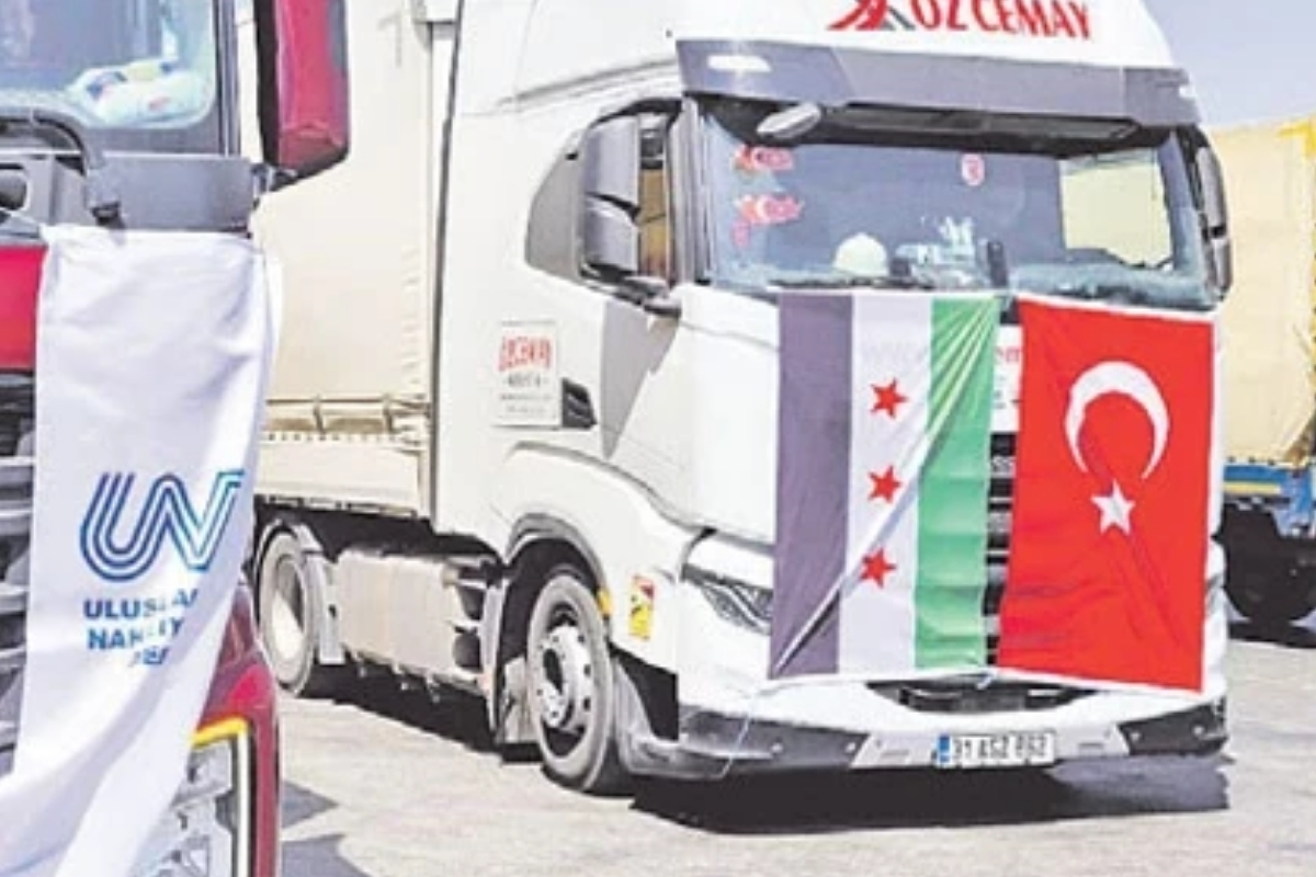 14 yıl aradan sonra Türkiye-Suriye karayolu taşımacılığı yeniden başladı: Mersin’den yola çıkan tırlar Şam’a ulaştı