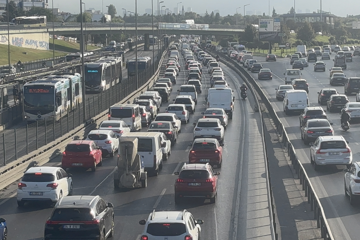 Okullarda uyum haftası başladı yoğunluk trafiğe yansıdı
