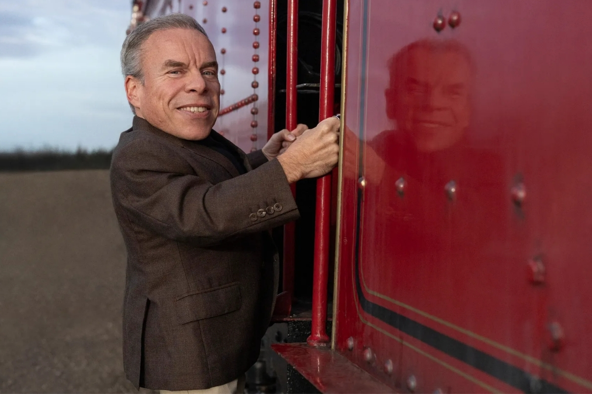 Harry Potter dizisinin kadrosuna orijinal seriden Warwick Davis katıldı