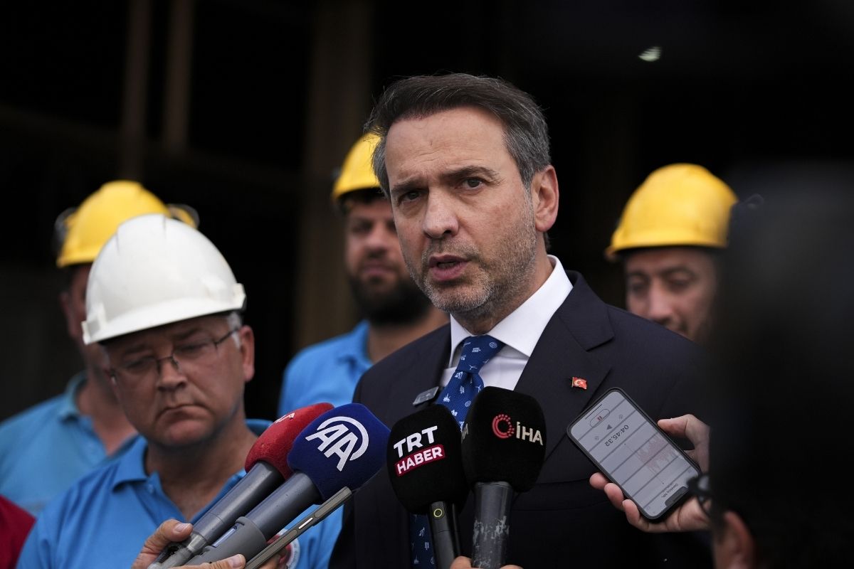 Enerji ve Tabii Kaynaklar Bakanı Bayraktar, Soma Termik Santrali'nin yeniden çalışmaya başlayacağını açıkladı