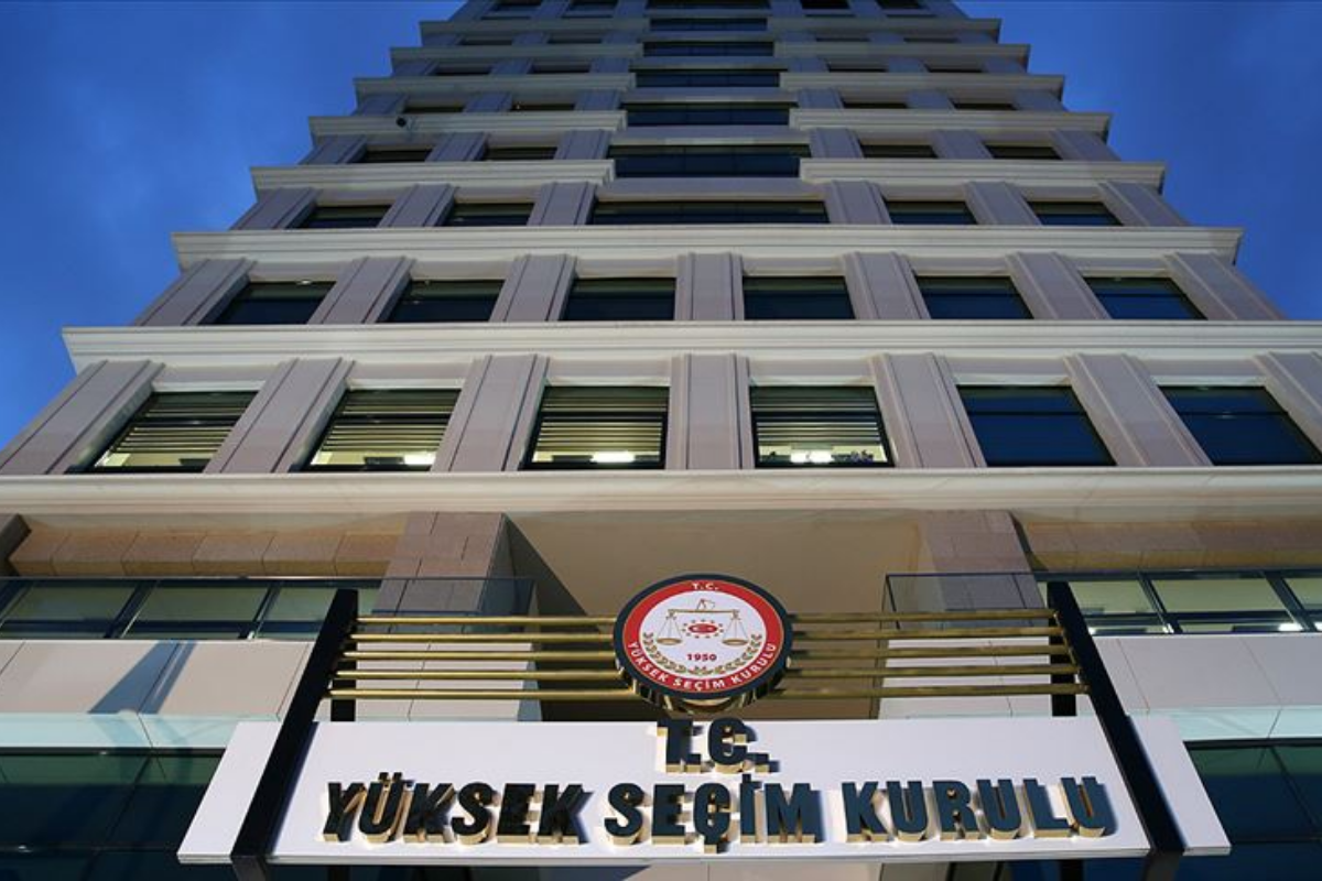 Yüksek Seçim Kurulu; CHP'nin ilçe kongrelerinin durdurulması kararına itirazını kabul ederken, İstanbul il yönetimi ile ilgili itirazını reddetti