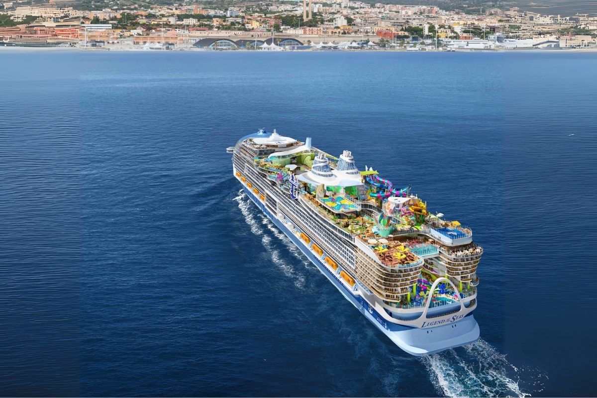 250 bin ton ağırlığındaki dünyanın en büyük yolcu gemisi Legend of the Seas ilk kez suya indirildi