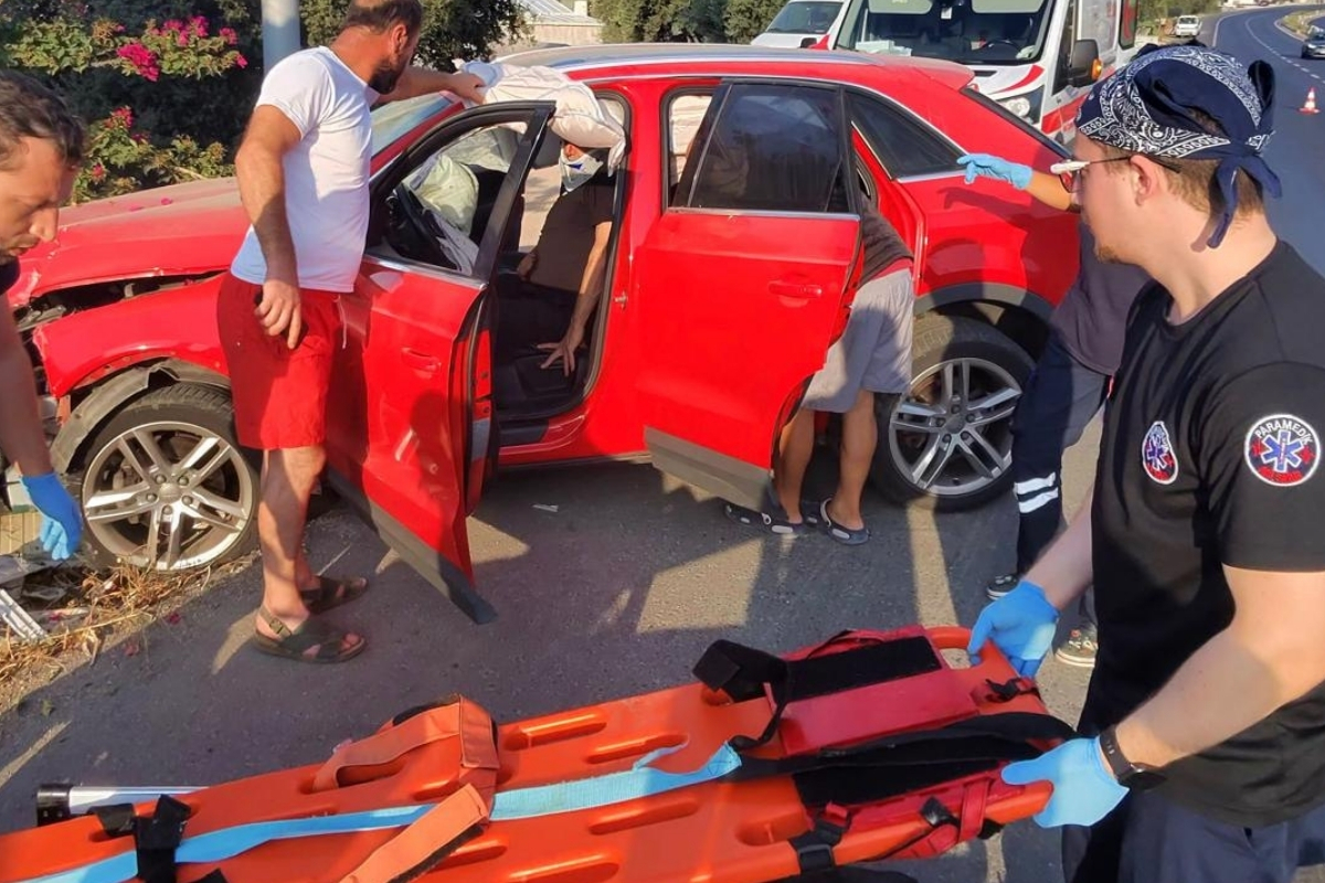 Bodrum’da 112 ekibi elektrik tellerine aldırmadan sürücüyü sıkıştığı araçtan çıkardı