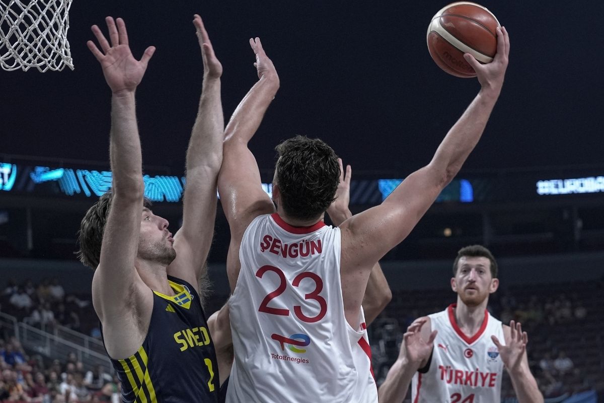 EuroBasket 2025'te 12 Dev Adam, İsveç'i mağlup ederek çeyrek finale yükseldi