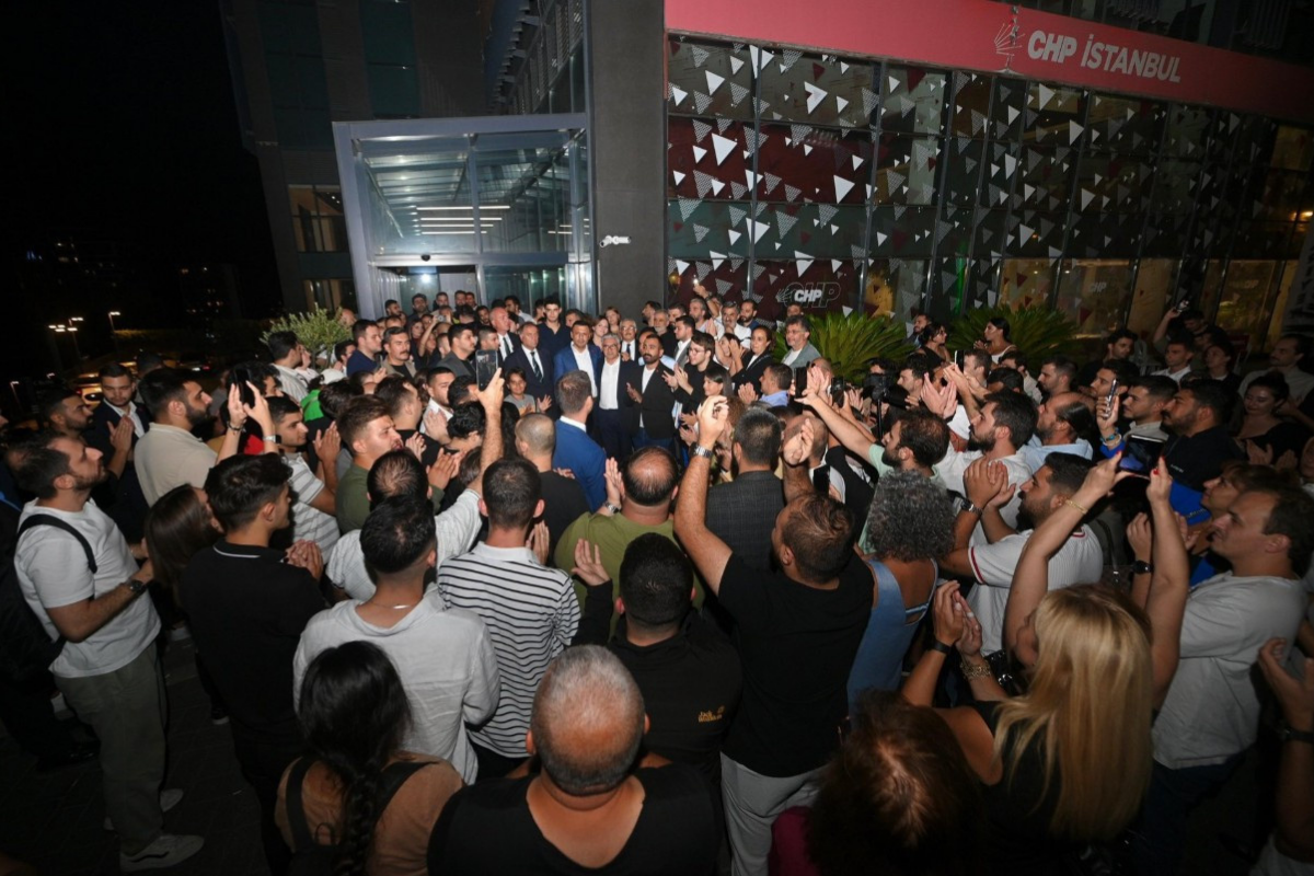 Mahkemenin il kongresini iptal ederek kayyum atadığı CHP İstanbul İl Başkanlığı’nda gergin gece