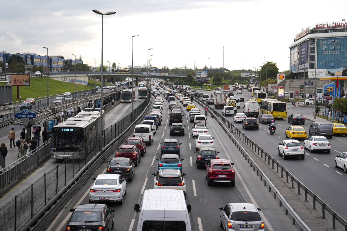 İstanbul'da yeni eğitim öğretim yılının ilk gününde trafik yoğunluğu yaşanıyor