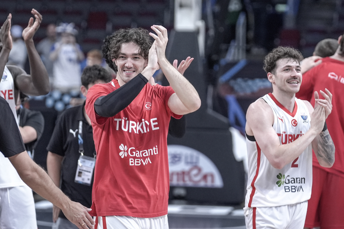 24 yıl sonra gelen yarı final: 12 Dev Adam, Polonya'yı 91-77 mağlup etti