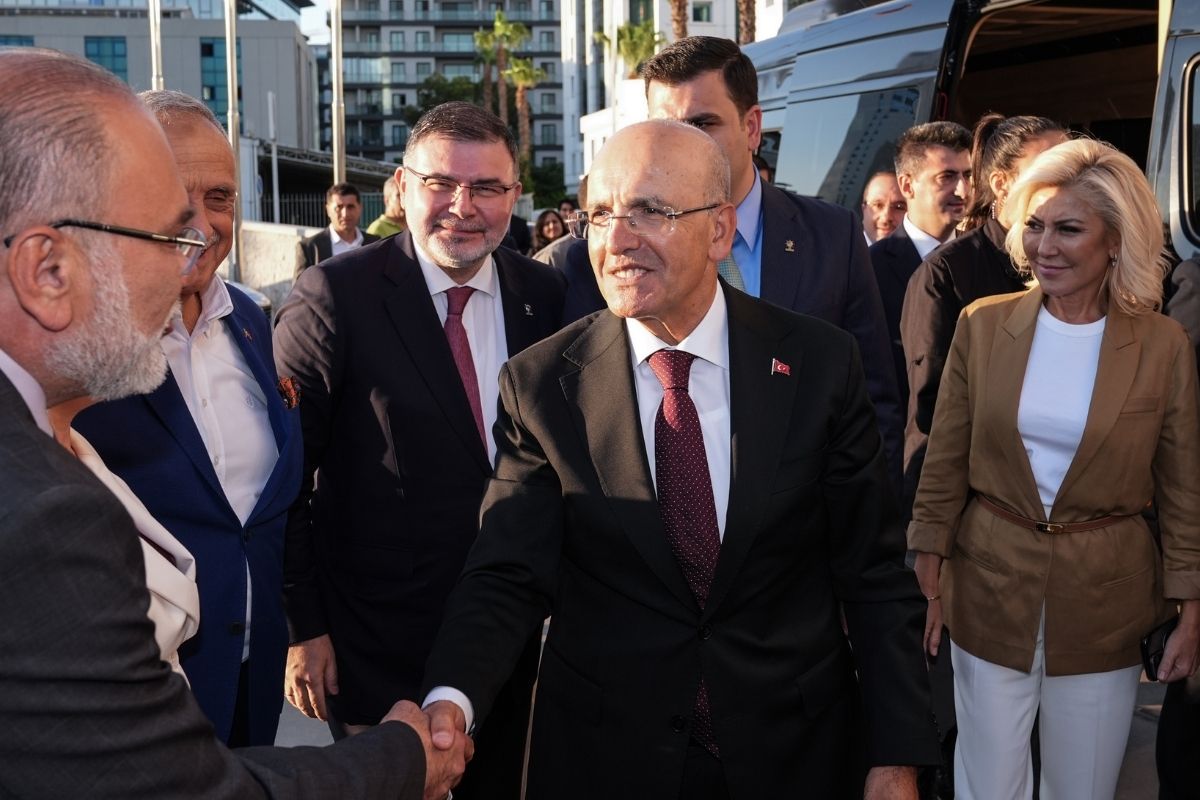 Hazine ve Maliye Bakanı Mehmet Şimşek İzmir'de iş insanlarıyla buluştu