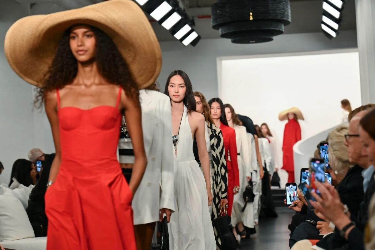 Ralph Lauren ilkbahar 2026 koleksiyonunu Madison Avenue'de tanıttı