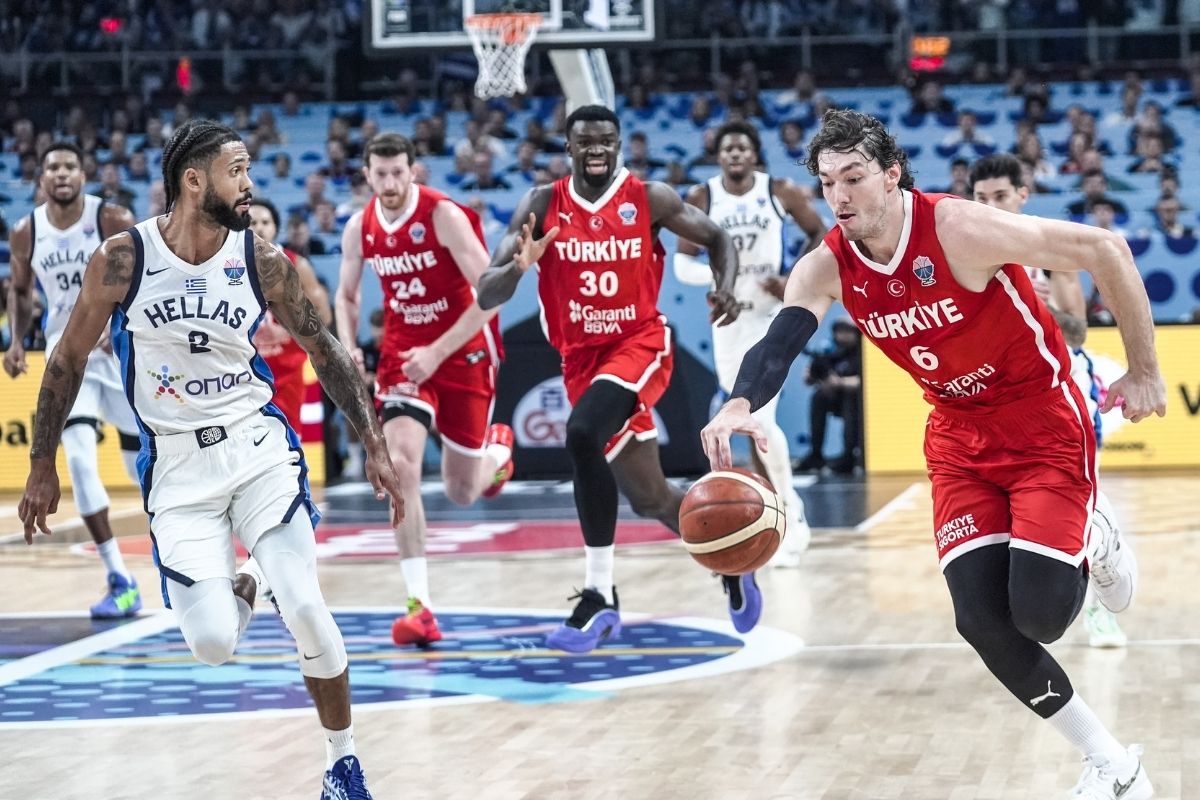 12 Dev Adam, EuroBasket 2025 yarı finalinde Yunanistan'ı devirdi, şampiyonluk için sırada Almanya var