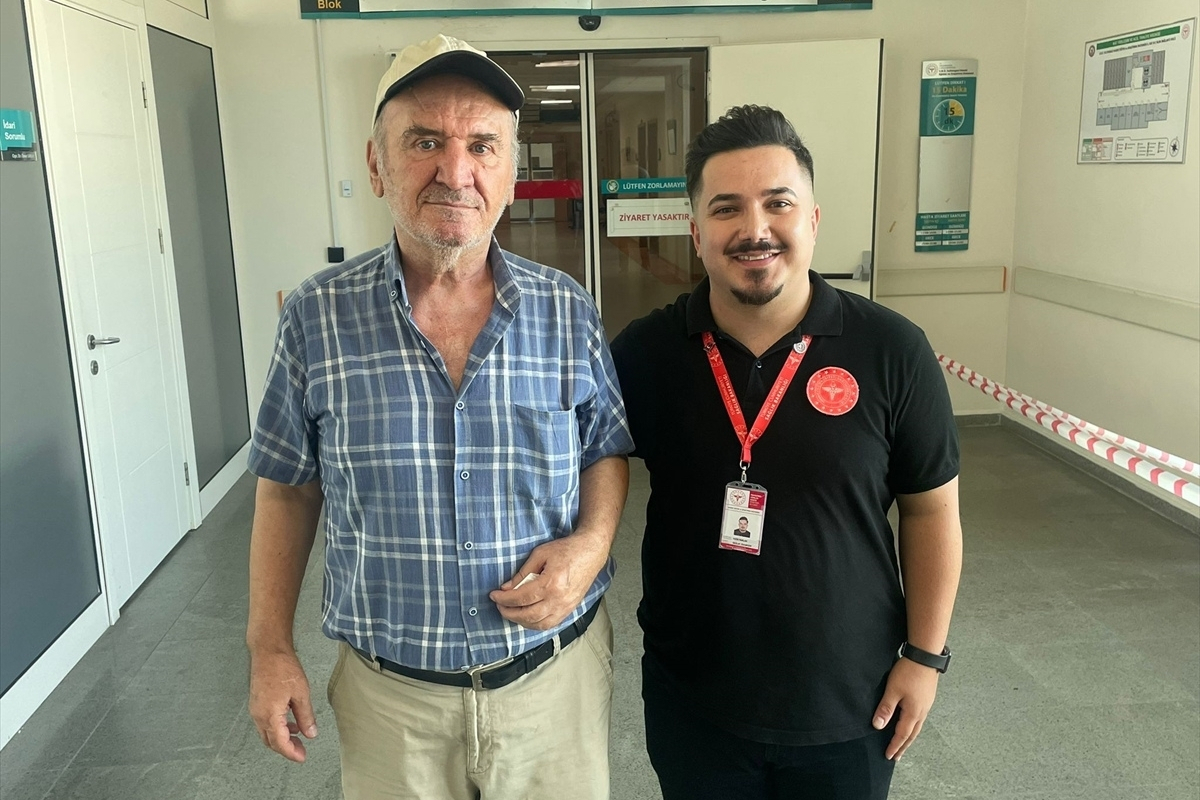 Boğazına poğaça kaçtı doktor Heimlich'le kurtardı
