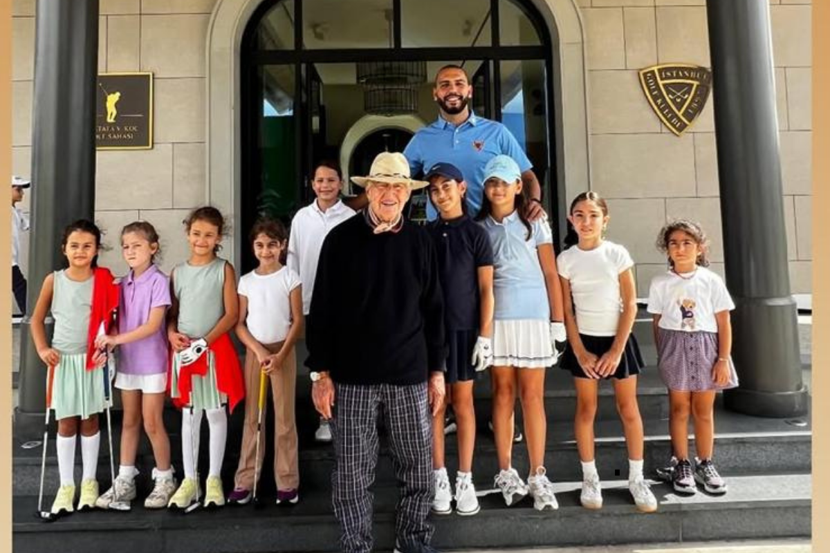 Koç Holding Onursal Başkanı Rahmi Koç, Beko Classic Pro-Am Turnuvası’na katılan genç golfçülerle hatıra fotoğrafı çektirdi