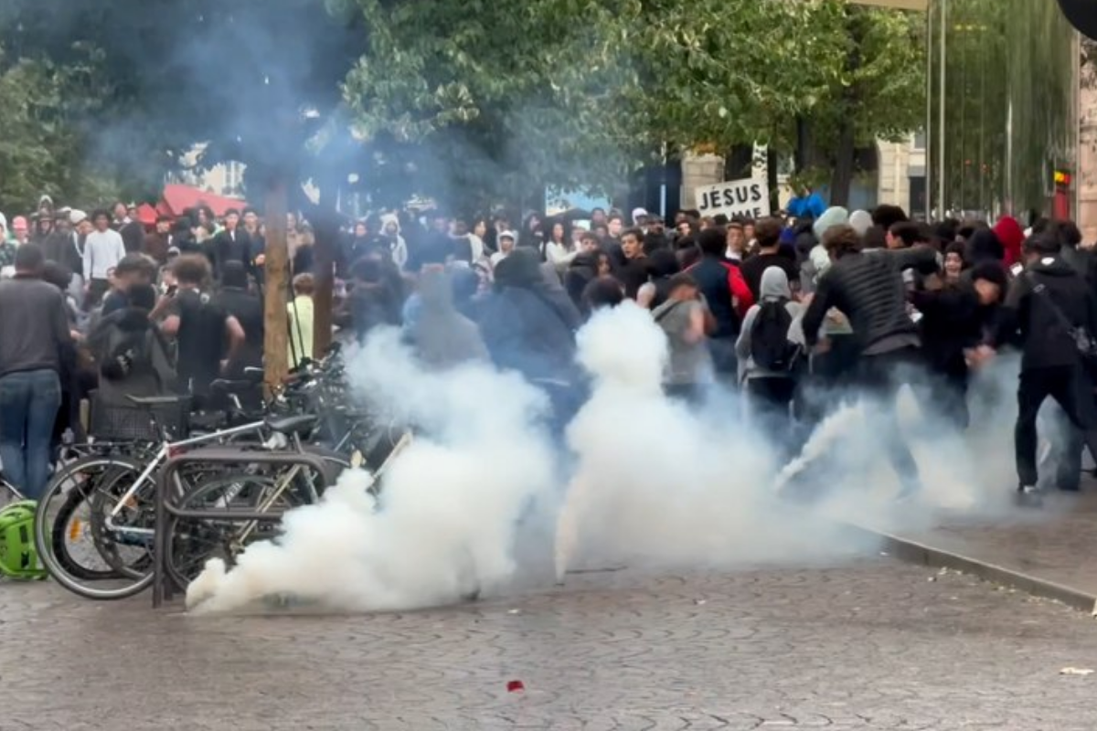 Paris'te bedava menüye hücum arbedesi: Kalabalığı kontrol etmek zorlanan polis göz yaşartıcı gazla müdahale etti