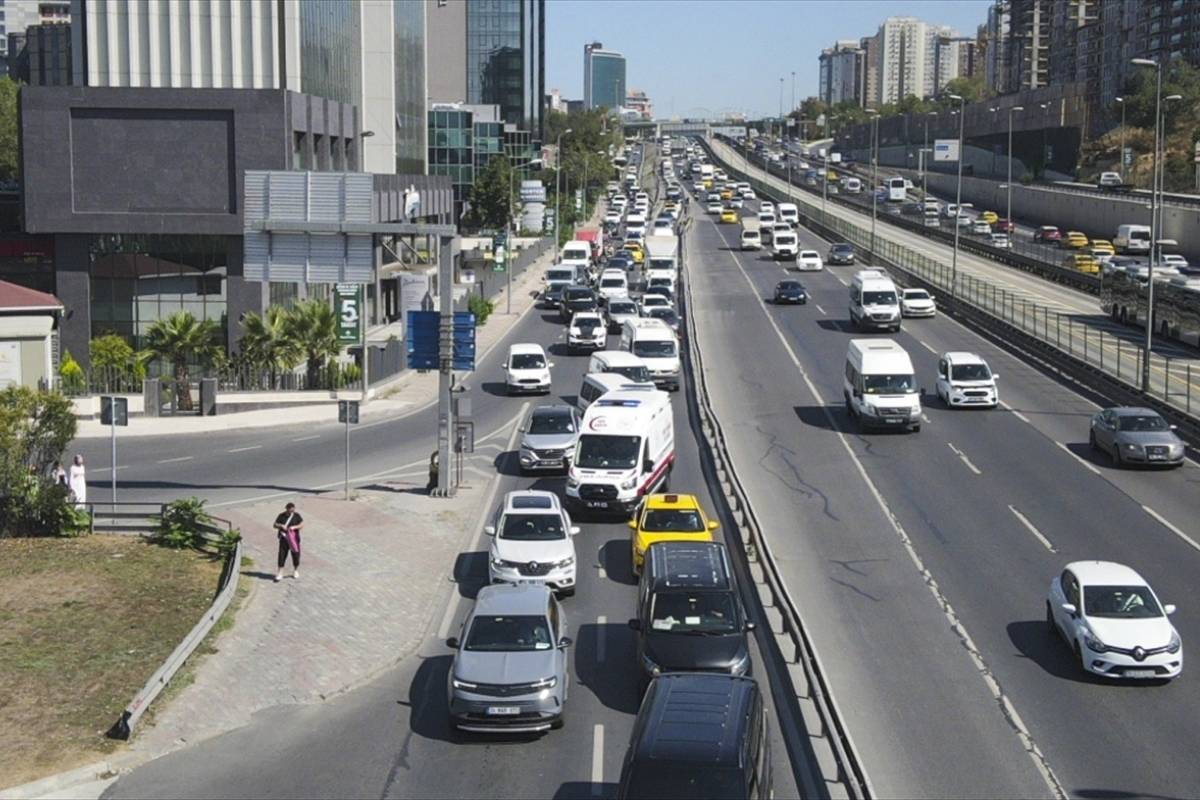 İstanbul'da sürücüler "Lütfen ambulansa yol ver" anonsunu radyodan duyacak