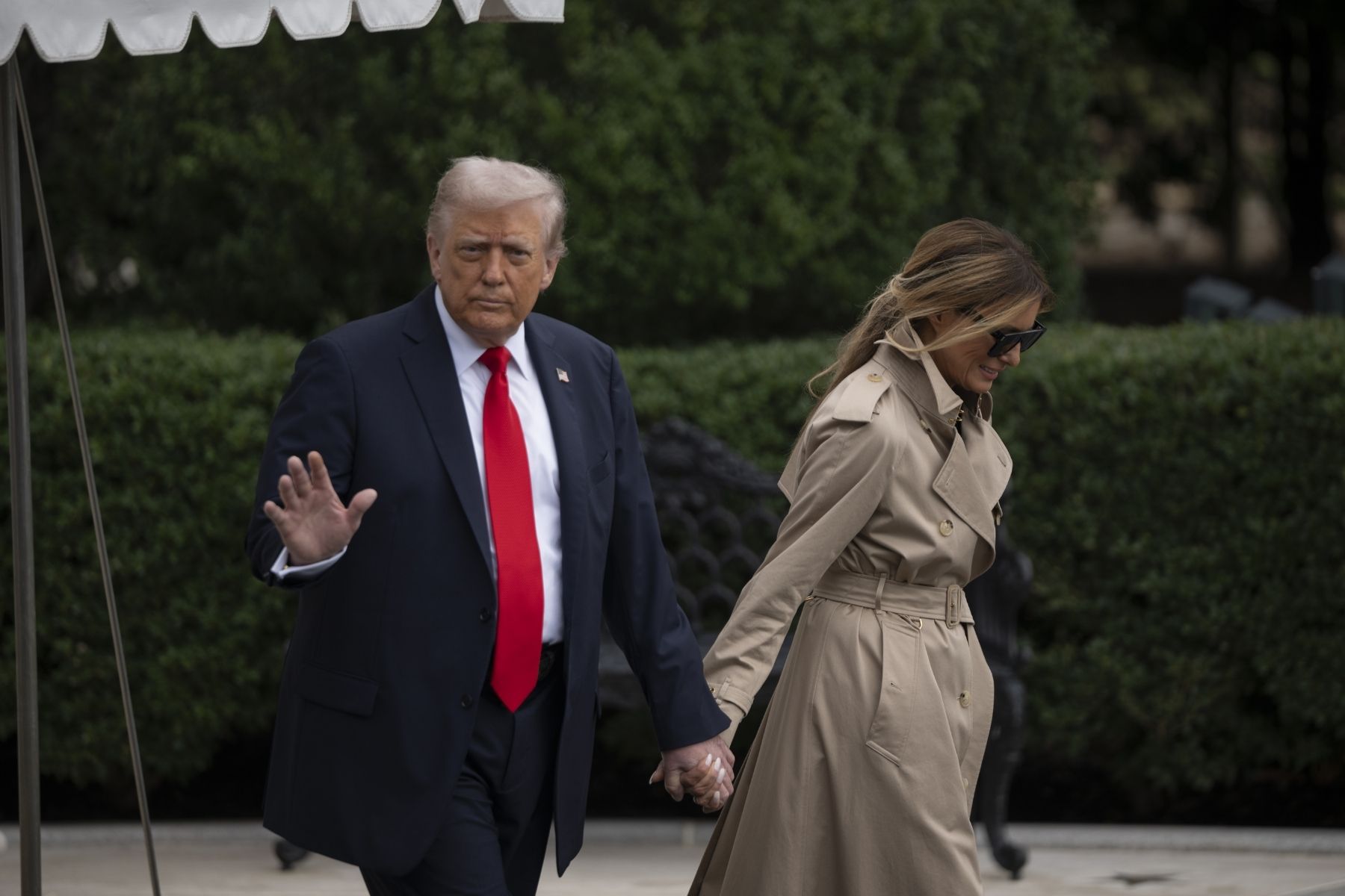 Donald Trump ve eşi Melania’nın İngiltere ziyareti için kullandığı uçak çarpışma tehlikesi atlattı